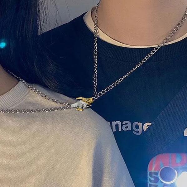 HOLDING HAND COUPLE NECKLACE