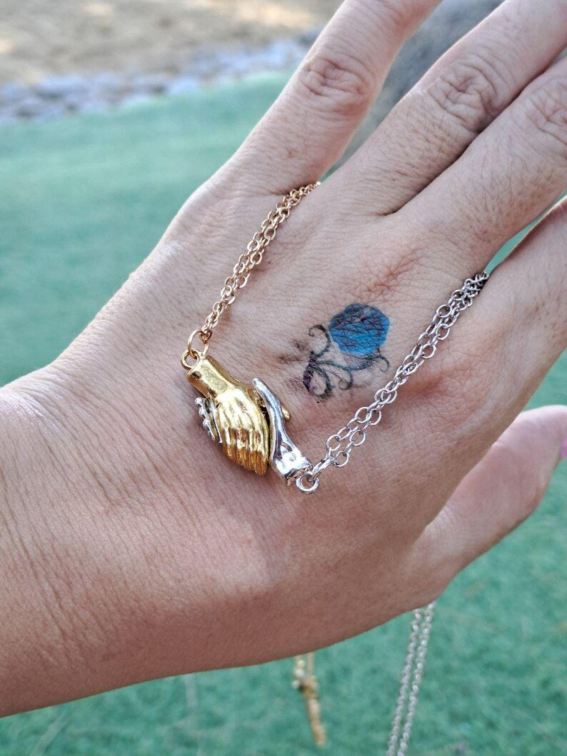 HOLDING HAND COUPLE NECKLACE