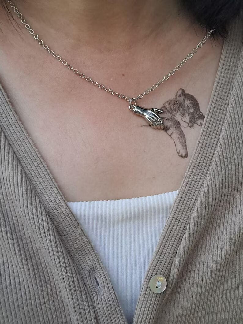 HOLDING HAND COUPLE NECKLACE