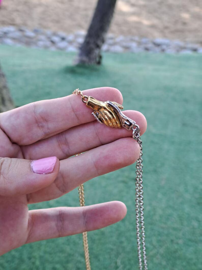 HOLDING HAND COUPLE NECKLACE